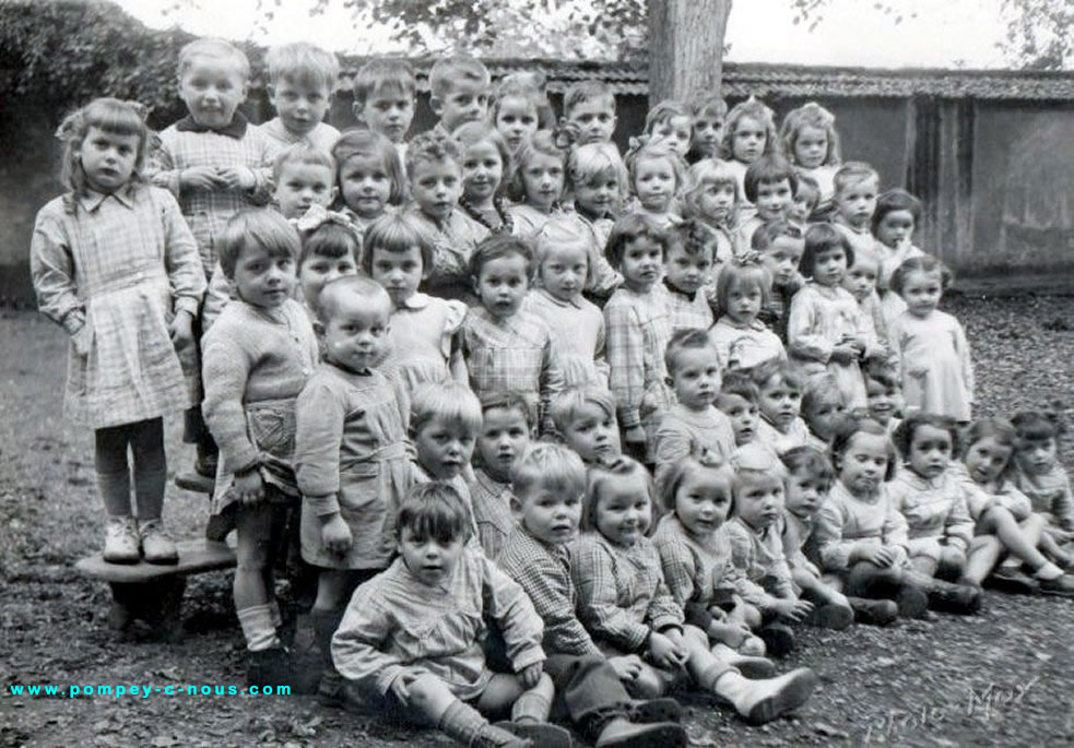 Classe de l'école maternelle de la mairie de Pompey en 1951 ou 52 ?? (Photographie n°88 ; dépôt de Annie COUTAL)